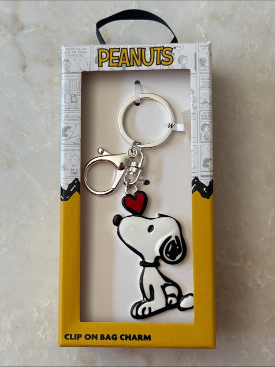 Peanuts Handbags - NIB Peanuts Classic Snoopy White & Red Heart Clip-On Keychain